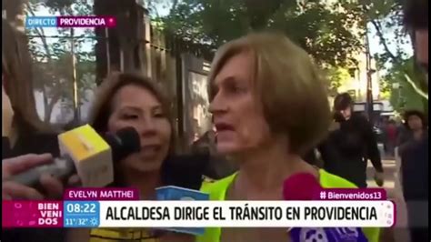 El hilarante saludo de evelyn matthei a stefan aquí estoy corriendo en el castillo de grayskull. Evelyn Matthei corriendo con música de naruto de fondo ...