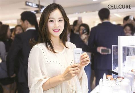 데뷔 초부터 모 재벌과의 결혼설 루머로 고생했다. 김태희 출산 후 29일 첫 공식 행사…연예계 복귀 시동 - 연예 ...