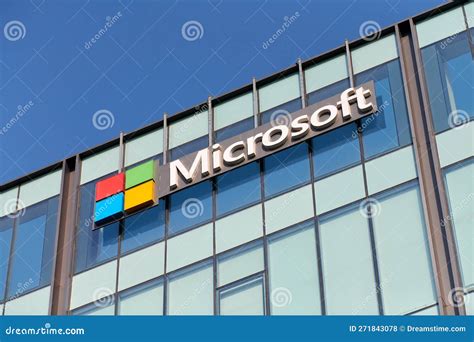 Logotipo De La Marca Microsoft Corporation En El Edificio De Vidrio De