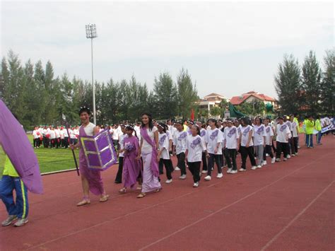 Beberapa orang pekerja sekolah, guru dan murid berganding. Sehari dalam Sejarah . . .: SUKAN TAHUNAN SEKOLAH 17 APRIL ...