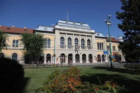 Az arénában ingyenes lett a parkolás, ami alkalmanként 96 órára vehető igénybe. Csak egy feltétellel ingyenes Cegléden a parkolás ...