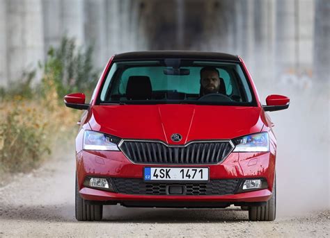 Škoda fabia oferuje dużo miejsca dla pasażerów i ich bagażu. Skoda Fabia 2019 Review - AZH-CARS