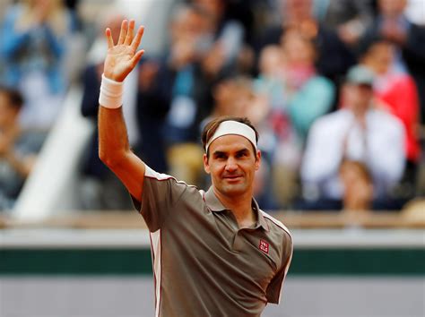 French Open 2019 Roger Federer Swats Aside Lorenzo Sonego On Return To