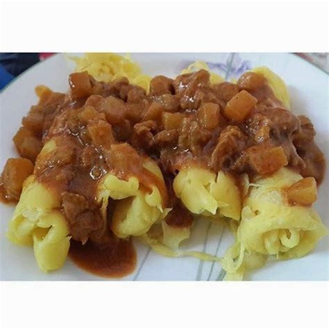 Biasanya, roti ini disuguhkan dengan kari daging. Resepi: Roti Jala & Kari Ayam