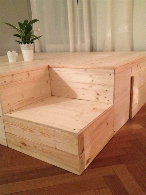 Wer eine kleine wohnung hat und den platz unter seinem bett schon lange einmal . DIY Podest - #abovecouch #DIY #Podest | Wanddeko ...