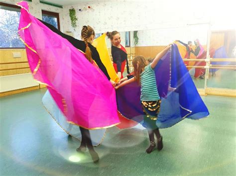 Hallo liebe kinder, hallo liebe eltern hier lernen die kinder die unterschiedlichen rhythmischen und musikalischen facetten des traditionellen irischen tanzes kennen und erlernen erste schritte und kleine choreografien. Orientalischer Tanz für Kinder | Choreographie-Studio Birke