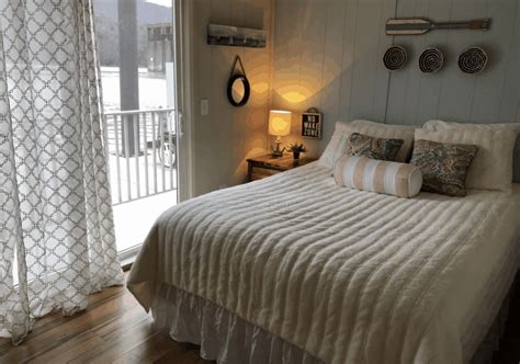 With over 800 miles of coastline, you can stay close to town, or move down the river and really find some peace and quiet for yourself. Get away to a floating cabin in Tennessee. | Family ...