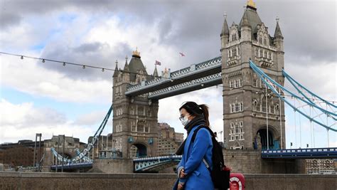Φοιτήτριες και φοιτητές εκδίδονται για να σπουδάσουν στη Βρετανία