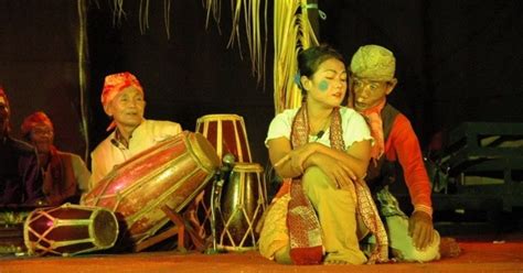 Yuk simak apa saja seni teater tradisional yang ada di nusantara dalam ulasan dibawah. 15 Contoh Teater Tradisional Lengkap dengan Gambar dan ...