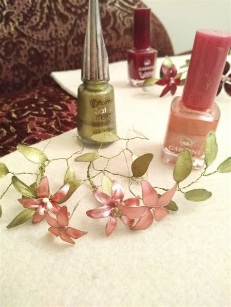 For freehand nail art, nail polish pens let you scribble designs all over your nails. Nail polish flowers | Neşeli