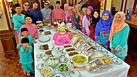 Sambutan hari raya aidilfitri ini akan ditentukan harinya apabila anak bulan syawal (rukyah) dapat dilihat pada penghujung bulan ramadan. Paling Keren Gambar Perayaan Hari Raya Aidilfitri Di ...