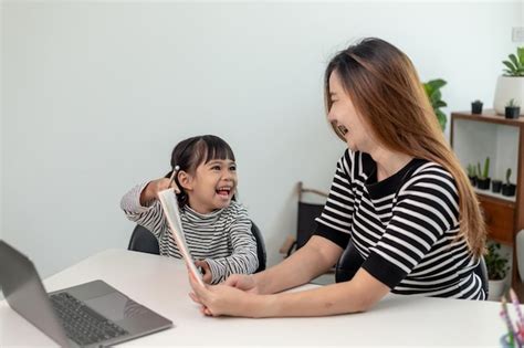 Niña Pequeña Asiática Aprendiendo Clases En Línea En Casa Con Su Madre El Niño En Edad