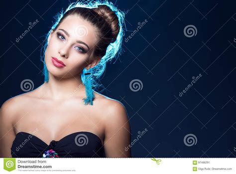 Het Uiterst Mooie Blauw Eyed Jonge Meisje Met Perfect Maakt Omhoog Het Dragen Van Blauwe