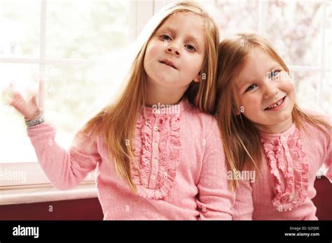 Junge Blonde Schwestern Stockfotografie Alamy