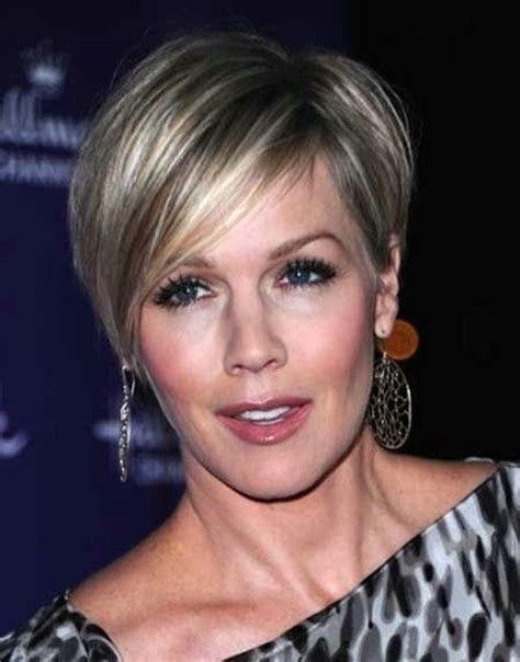 It is a right short hair cut especially suited for business ladies and older women. 25 Most Flattering Hairstyles For Older Women - Haircuts ...