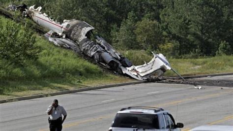 Musician Travis Barker Reaches Settlement Over Plane Crash Cbc News