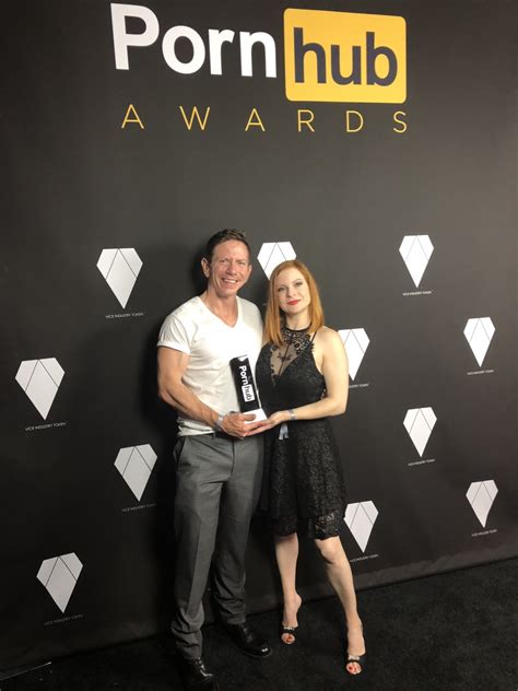 Lady Olivia Fyre Wins Top Threesome Performer At The Pornhub Awards