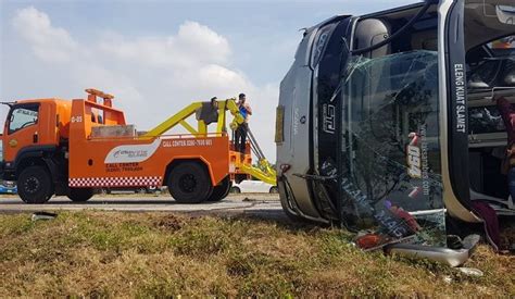 Petugas mengevakuasi korban kecelakaan bus po sri padma kencana di wado, kabupaten sumedang, jawa barat, rabu, 10 maret 2021. Kronologi Bus Alami Kecelakaan Tunggal di Tol Cipali ...