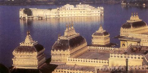 It was the setting of many movies, including the 13th james bond film, octopussy. Lake City Udaipur: Udaipur Fort Wallpaper