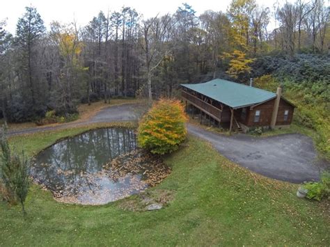 Located at the corner of gwaltney road and highway 194 in banner elk, our picturesque location serves as an awesome mountain getaway. Banner Elk NC Cabin Rentals