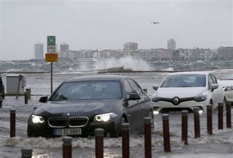İzmir'de akşam saatlerine başlayan sağnak yağmur kente su taşkınlarına neden oldu. İzmir'i sel vurdu: Alsancak sular altında kaldı! - İndigo Dergisi