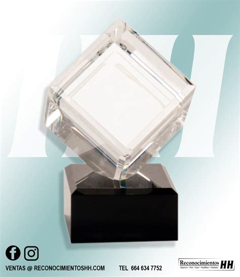 Cubo De Cristal Con Base Negra Reconocimientos Hh