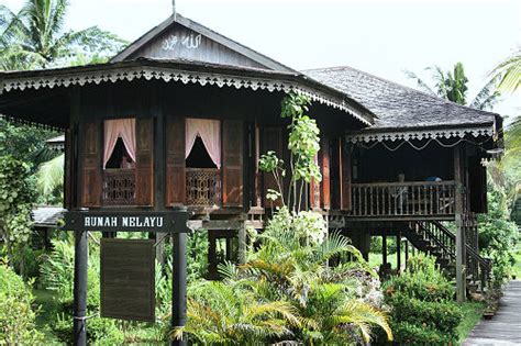 Explore the historical heritage of sarawak cultural village with this handy guide with and experience the best of sarawak cultural village: LIVING TRAVEL - MALAYSIA - Sarawak - "Cultural Village"