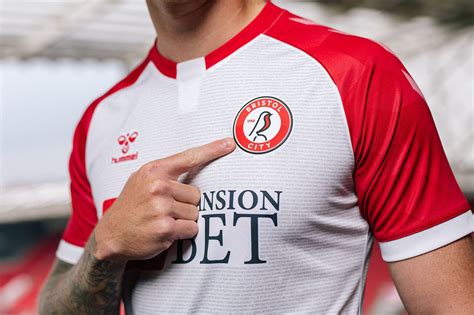 All information about bristol city (championship) current squad with market values transfers rumours player stats fixtures news. Terceira camisa do Bristol City 2020-2021 Hummel » Mantos ...
