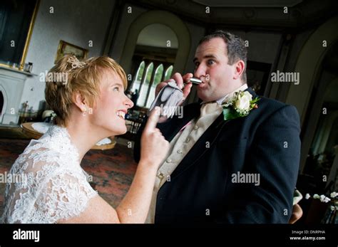 eine frisch verheiratete braut erzählt aus ihrem bräutigam wenn sie ihn trinken aus einem