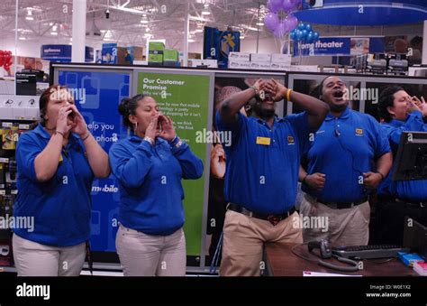 Best Buy Employees Hi Res Stock Photography And Images Alamy