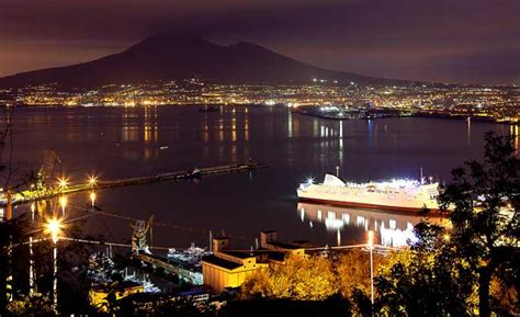 Nuovo appuntamento con club napoli all news. Il New York Times incantato da Napoli: "Una città gloriosa ...