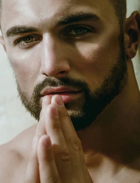 Hombre Sexy Rezando Y Mirando A La C Mara Retrato De Hombre Barbudo Guapo Con Barba Y Ojos