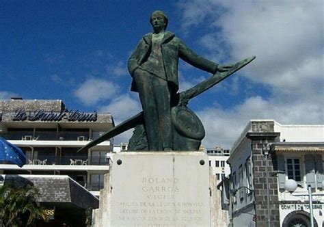Roland garros has become synonymous with clay court tennis since the french open was named in his honour in 1928. Statue de Roland Garros - Saint-Denis de la Réunion