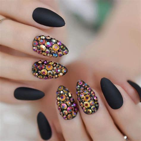 Desde hace años se ha perfeccionado las técnicas y se han creado distintos tipos de unas pintadas, dando paso a la imaginación de tantos artistas como me gusta llamarlos (manicuristas) dueños de todos los espectaculares diseños que. UÑAS NEGRAS Decoradas 【Los MEJORES diseños 2020 】 | Uñas ...