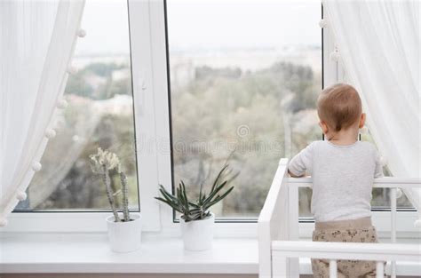 Un Enfant Regarde à Travers Des Jumelles En Hiver Sur Fond De Ciel