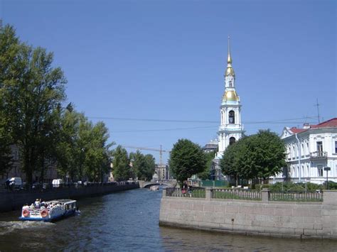 Нико́льский фонта́н — один из старейших фонтанов москвы, расположенный во дворе александринского дворца в нескучном саду. Никольский морской собор.Санкт-Петербург.Фото
