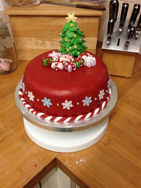 In addition to our classic christmas log cake and original cake series, we have exciting new xmas cake ideas that run the gamut from. My Christmas cake design 2013 | Tartas navideñas ...