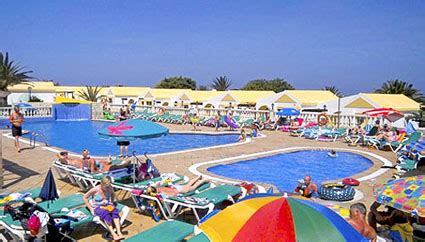 Our location is paradise for water sports lovers: Apartamentos Club Caleta Dorada en Fuerteventura
