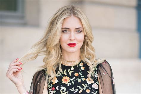 ˈkjaːra ferˈraɲɲi, is an italian entrepreneur, fashion blogger, influencer, and designer who has collaborated with fashion and beauty brands. Chiara Ferragni regala un bonus da 3.400 euro ai dipendenti - InvestireOggi.it