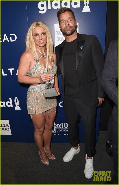 Photo Ricky Martin Presents Britney Spears With Vanguard Award At