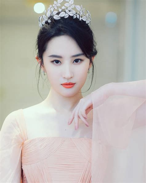 Film ini baru saja rilis kemarin, jumat, 4 september 2020 setelah sebelumnya dijadwalkan rilis tanggal 27. Lahir di Wuhan, Ini 10 Pesona Liu Yifei Pemeran Utama Film ...