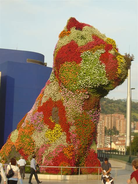 While the original puppy topiary sculpture is a part of the guggenheim bilbao's permanent collection, media mogul peter brant and his wife, model stephanie seymour, commissioned koons to construct a second, duplicate puppy for. Jeff Koons- Puppy | Art | Pinterest | Jeff koons, Jeff ...