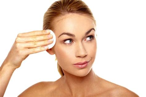 Rutinitas melakukan perawatan wajah dengan produk skincare memanglah sudah menjadi keharusan bagi sebagian wanita. 19 Rekomendasi Pelembab Wajah Untuk Kulit Berminyak LENGKAP!