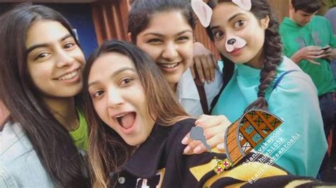 Janhvi Kapoor Khushi Pose For The Cutest Selfie With Big Sister
