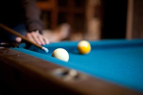 Hey guys, here is an 8 ball pool trick shot tutorial to pot the balls into the middle/centre pockets. 6 Tips to Sink Basic Bank Shots