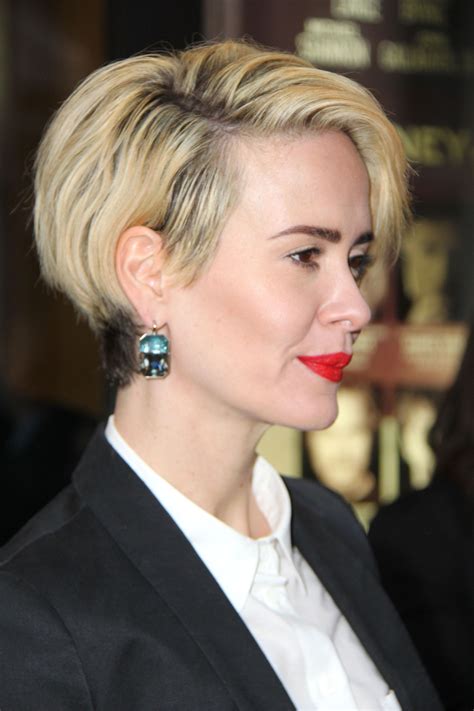The back and the middle is colored auburn while the sides are platinum blond. 56 Trending Choppy Bob Haircuts for 2021 | Best Bob ...