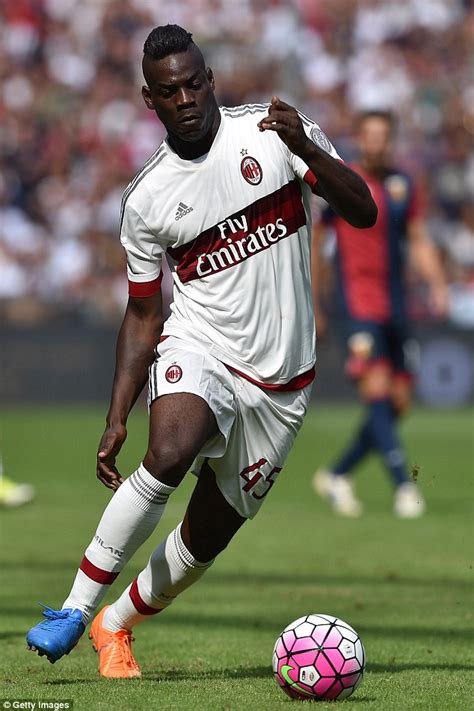 Mario balotelli verwirrte beim halbfinale gegen deutschland mit einer ungewöhnlichen pose. Mario Balotelli poses with new 'cartoon' football boots as ...