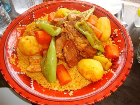 Le vendredi, le couscous c'est sacré et cette fois je vous propose la recette du couscous tunisien traditionnellement servi avec des légumes, du poulet ou de la. Recette - Couscous tunisien | 750g