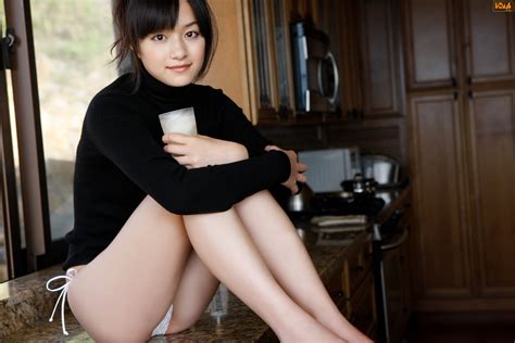 Japanese Bikini Stars Miyake Hitomi Black Sweater In Kitchen
