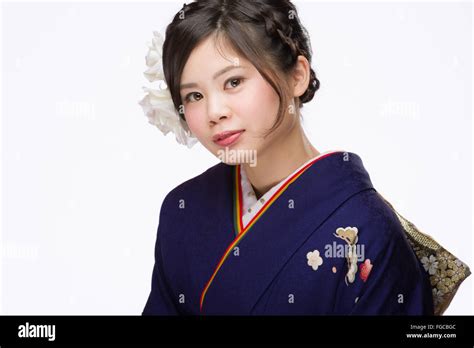 Junge Japanische Frau Im Kimono Fotos Und Bildmaterial In Hoher